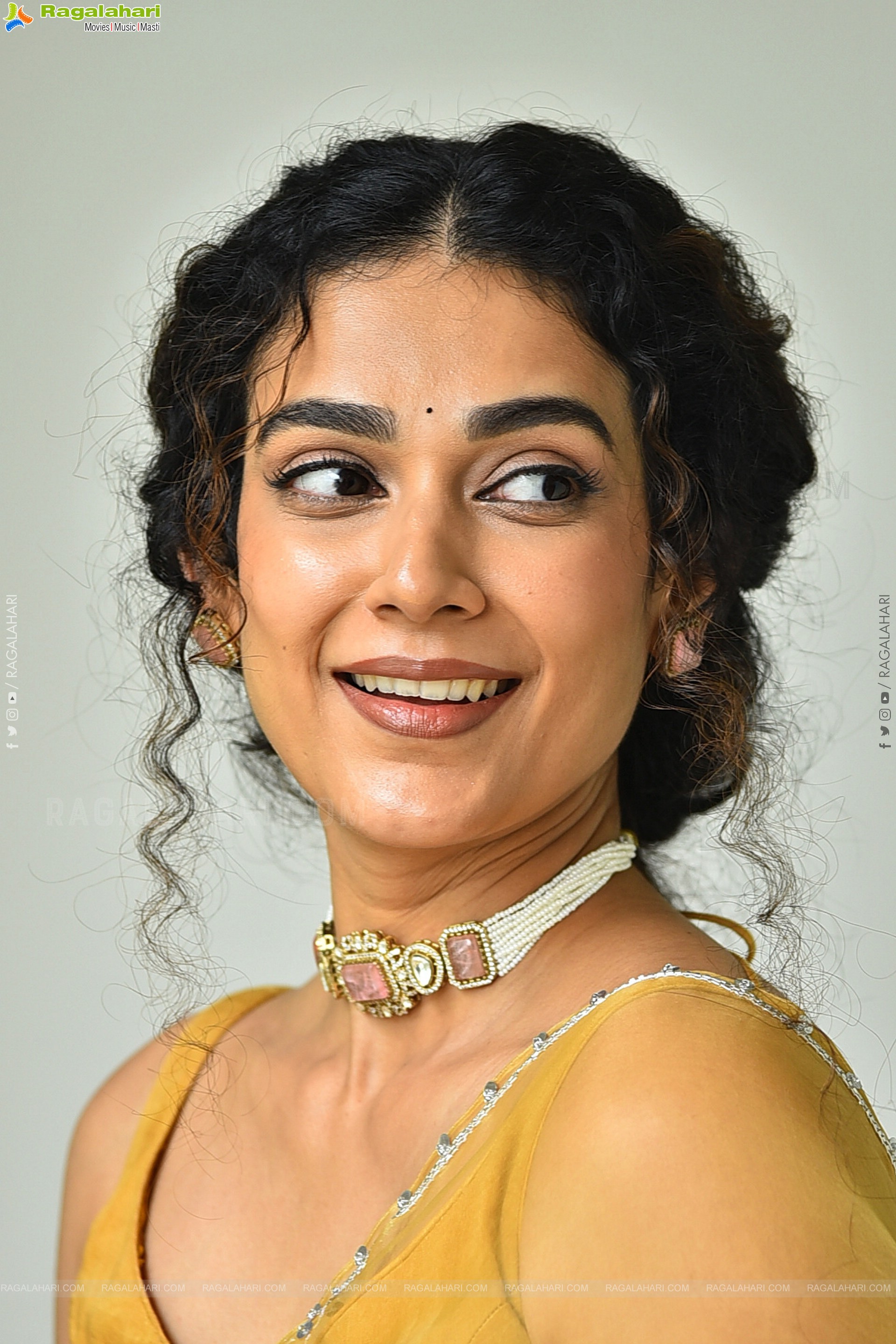Aakanksha Singh at Shashtipoorthi Movie Interview, HD Gallery