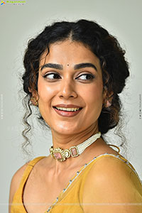 Aakanksha Singh at Shashtipoorthi Movie Interview