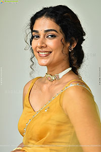 Aakanksha Singh at Shashtipoorthi Movie Interview