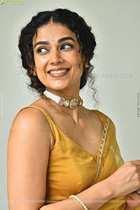 Aakanksha Singh at Shashtipoorthi Movie Interview