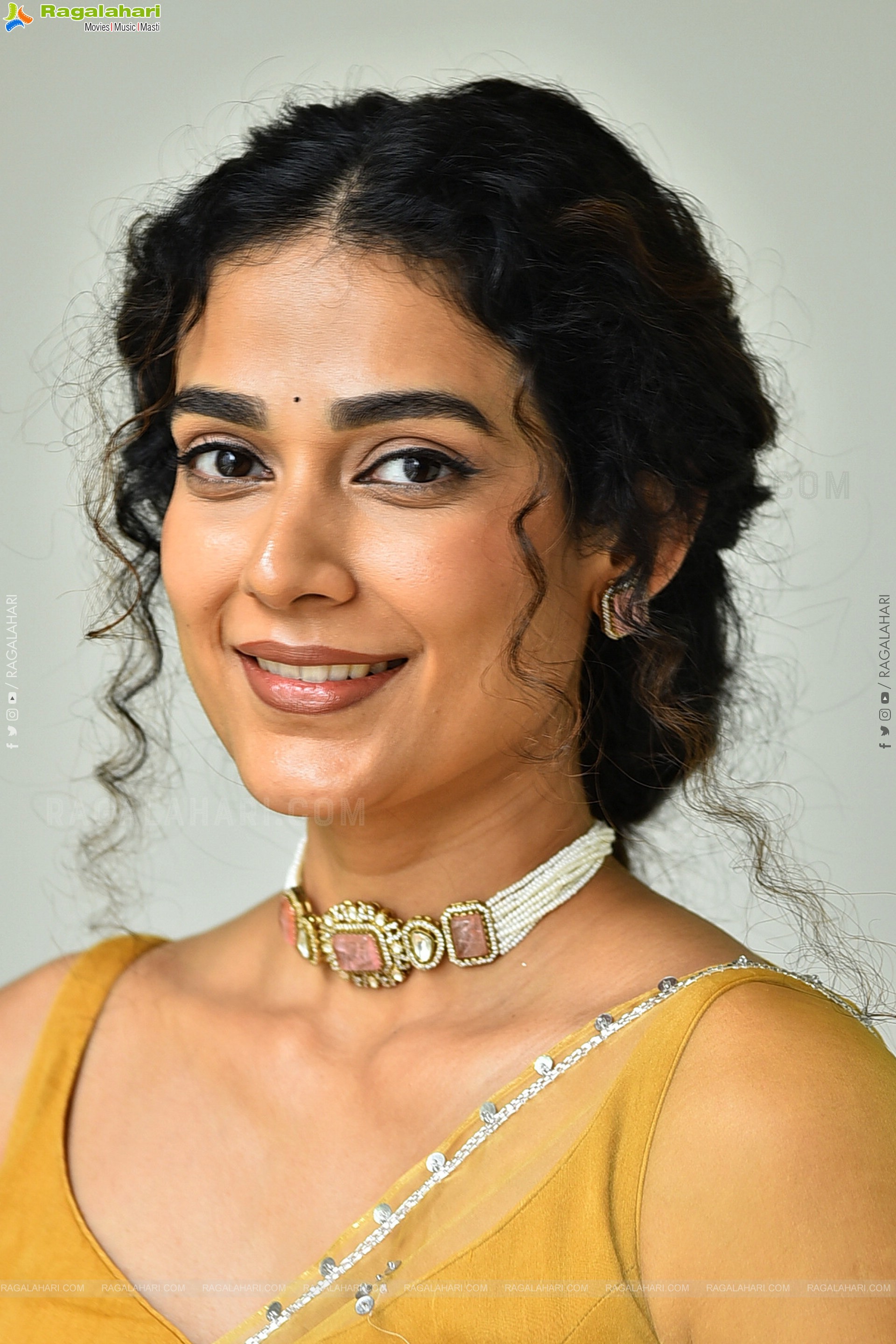 Aakanksha Singh at Shashtipoorthi Movie Interview, HD Gallery