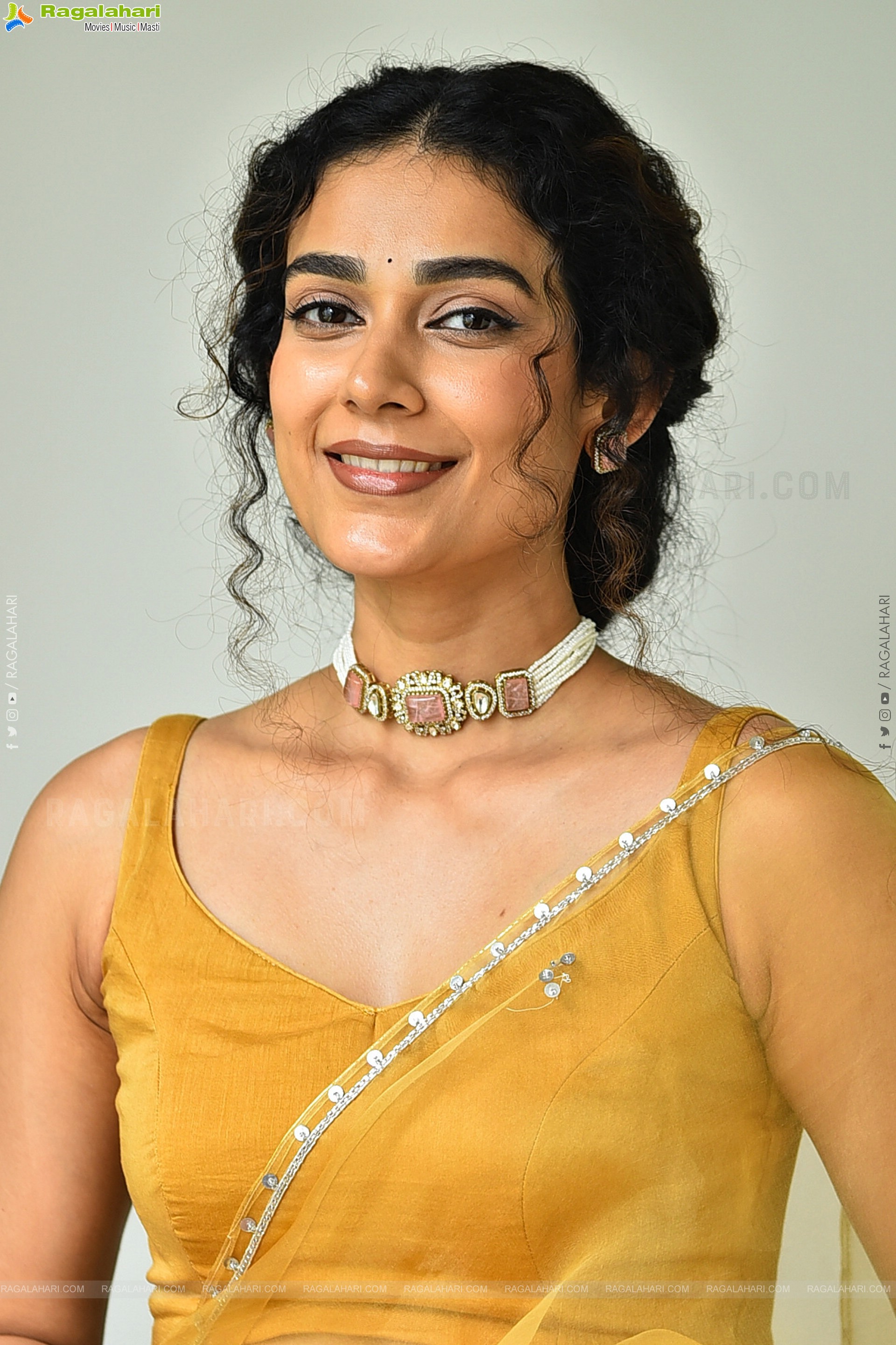 Aakanksha Singh at Shashtipoorthi Movie Interview, HD Gallery