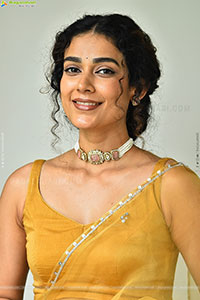 Aakanksha Singh at Shashtipoorthi Movie Interview