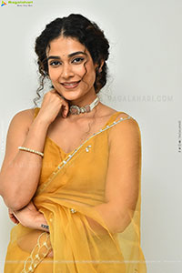 Aakanksha Singh at Shashtipoorthi Movie Interview