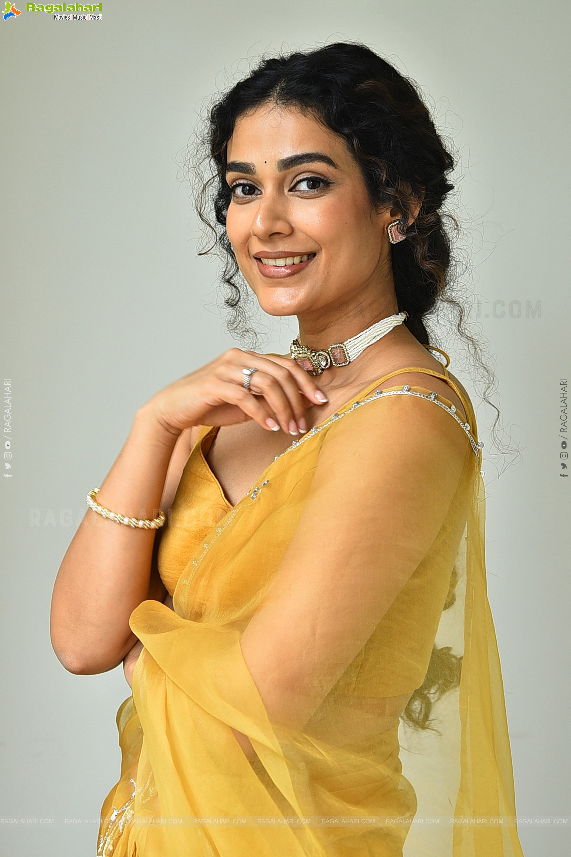 Aakanksha Singh at Shashtipoorthi Movie Interview, HD Gallery