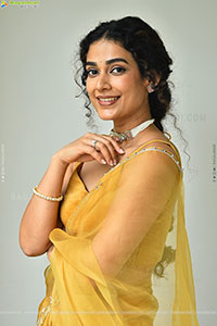 Aakanksha Singh at Shashtipoorthi Movie Interview