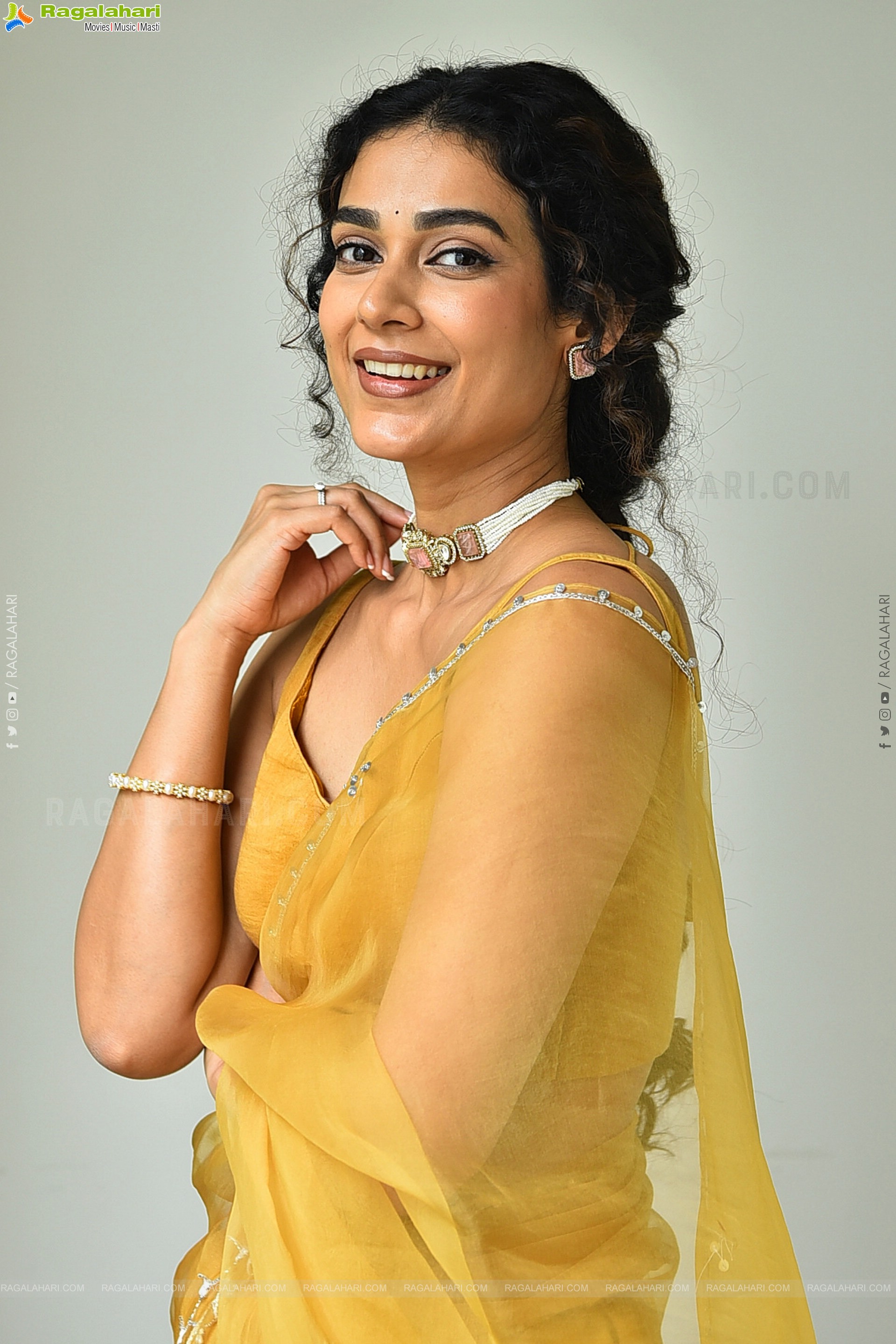 Aakanksha Singh at Shashtipoorthi Movie Interview, HD Gallery