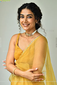 Aakanksha Singh at Shashtipoorthi Movie Interview