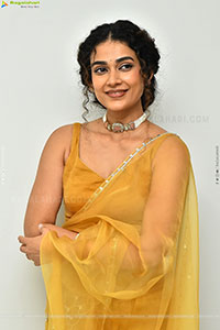 Aakanksha Singh at Shashtipoorthi Movie Interview