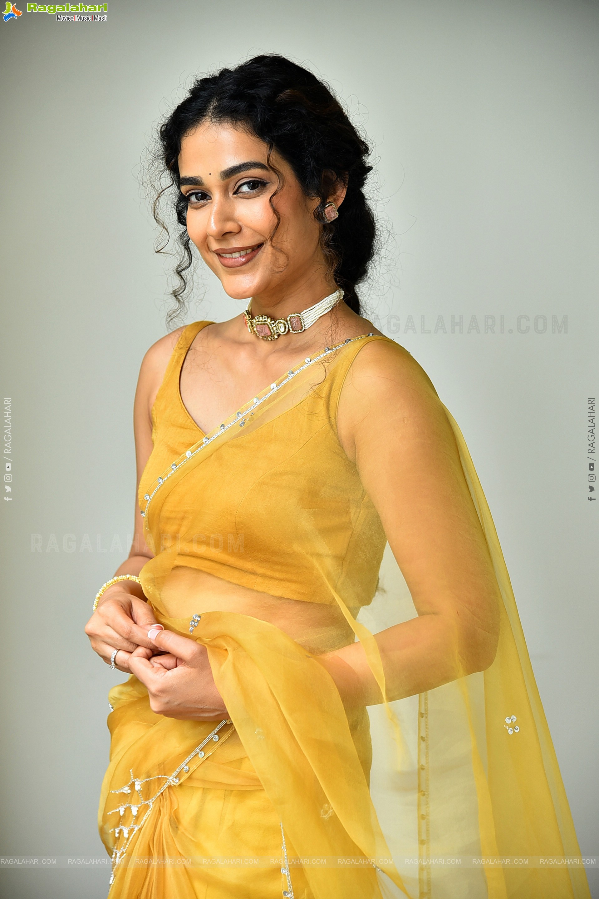 Aakanksha Singh at Shashtipoorthi Movie Interview, HD Gallery