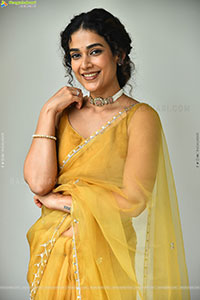 Aakanksha Singh at Shashtipoorthi Movie Interview
