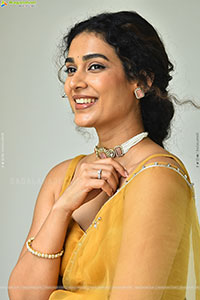 Aakanksha Singh at Shashtipoorthi Movie Interview
