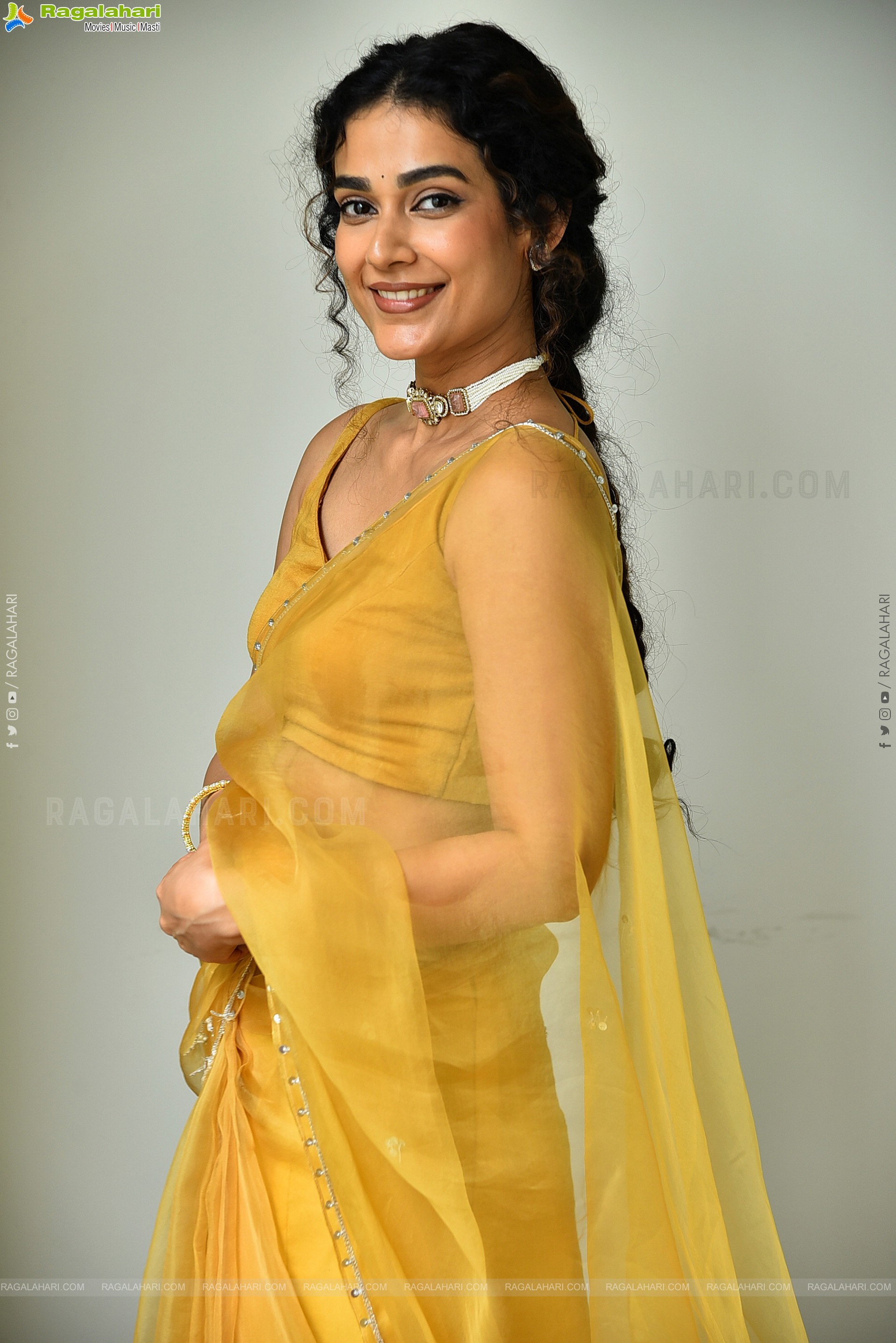 Aakanksha Singh at Shashtipoorthi Movie Interview, HD Gallery