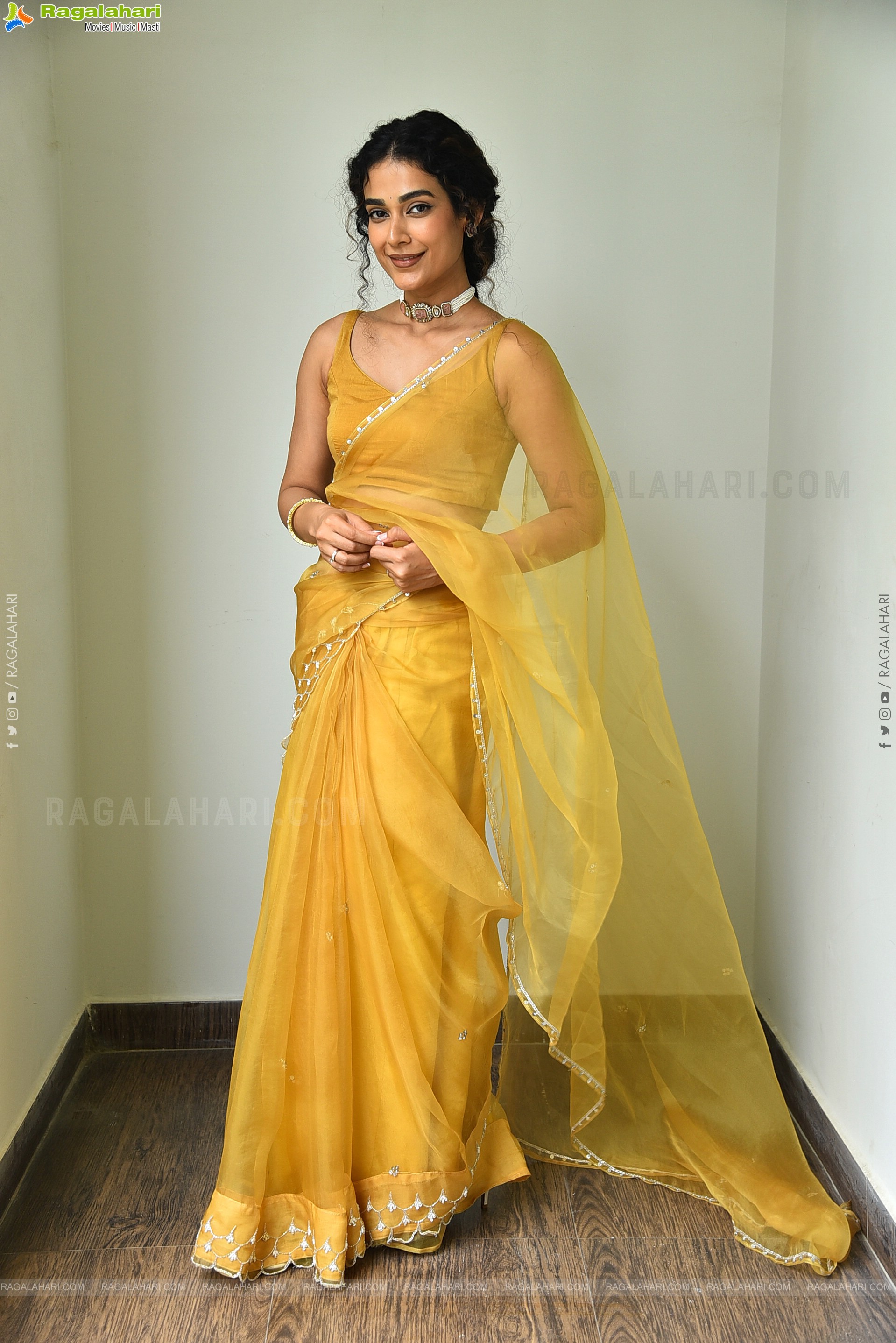 Aakanksha Singh at Shashtipoorthi Movie Interview, HD Gallery