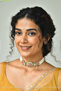 Aakanksha Singh at Shashtipoorthi Movie Interview