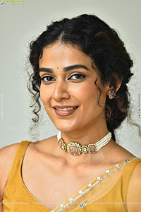 Aakanksha Singh at Shashtipoorthi Movie Interview