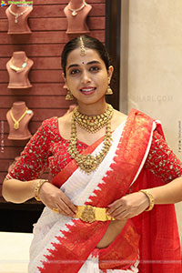 Krithika Poses with Jewellery, HD Gallery