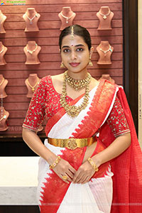 Krithika Poses with Jewellery, HD Gallery