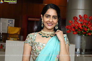 Malvi Malhotra at Hi Life Exhibition Launch, HD Gallery