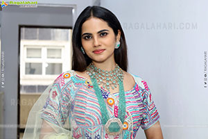 Priyanka Chowdary Poses With Gold Jewellery, HD Gallery