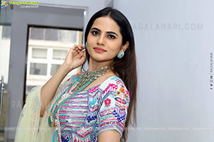 Priyanka Chowdary Poses With Gold Jewellery, HD Gallery