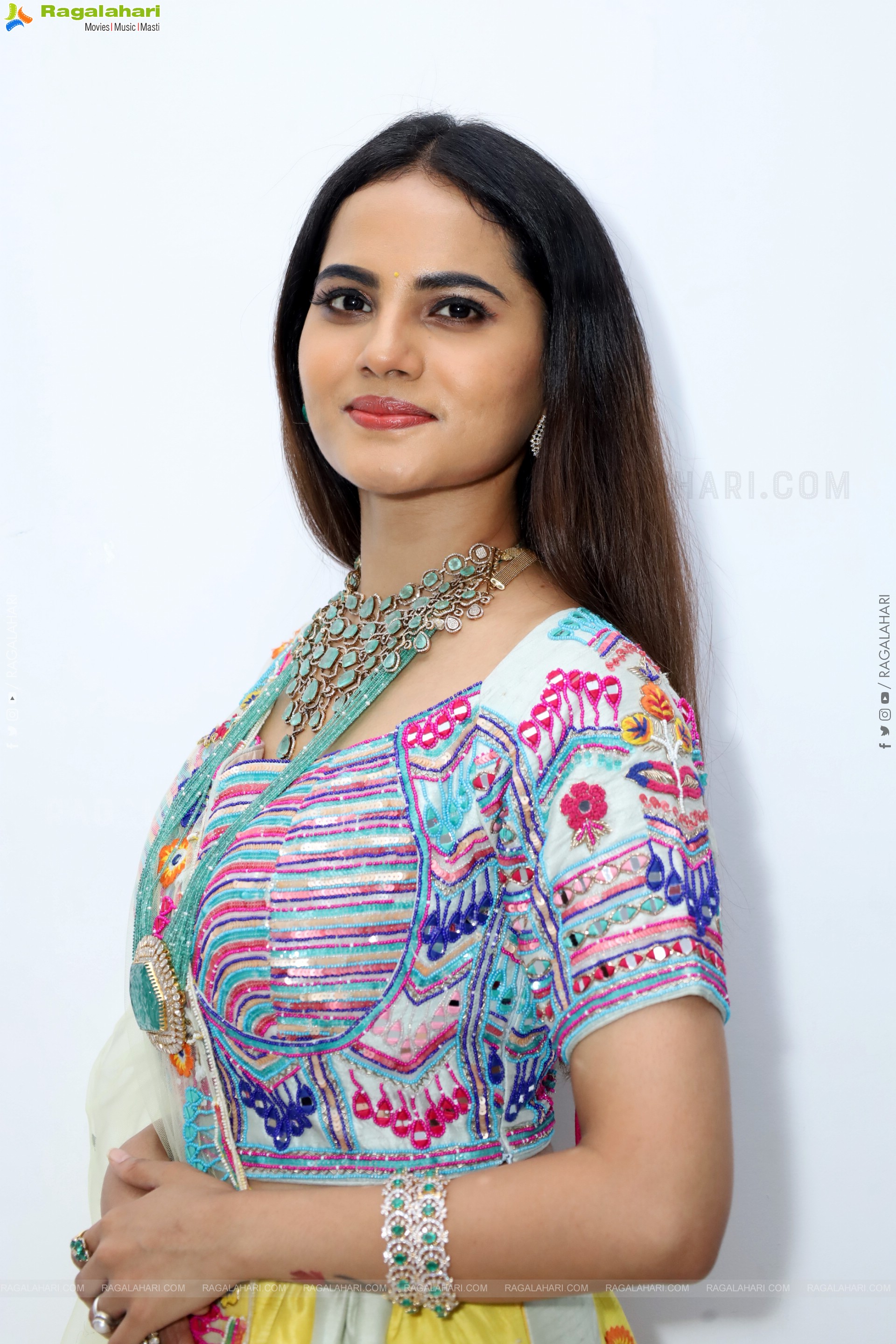 Priyanka Chowdary Poses With Gold Jewellery, HD Gallery