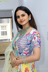 Priyanka Chowdary Poses With Gold Jewellery, HD Gallery