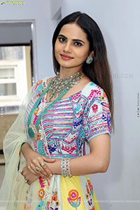 Priyanka Chowdary Poses With Gold Jewellery, HD Gallery