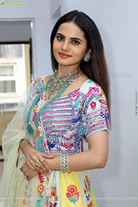 Priyanka Chowdary Poses With Gold Jewellery, HD Gallery
