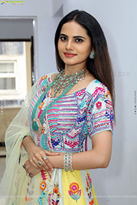 Priyanka Chowdary Poses With Gold Jewellery, HD Gallery