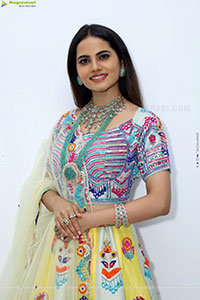 Priyanka Chowdary Poses With Gold Jewellery, HD Gallery