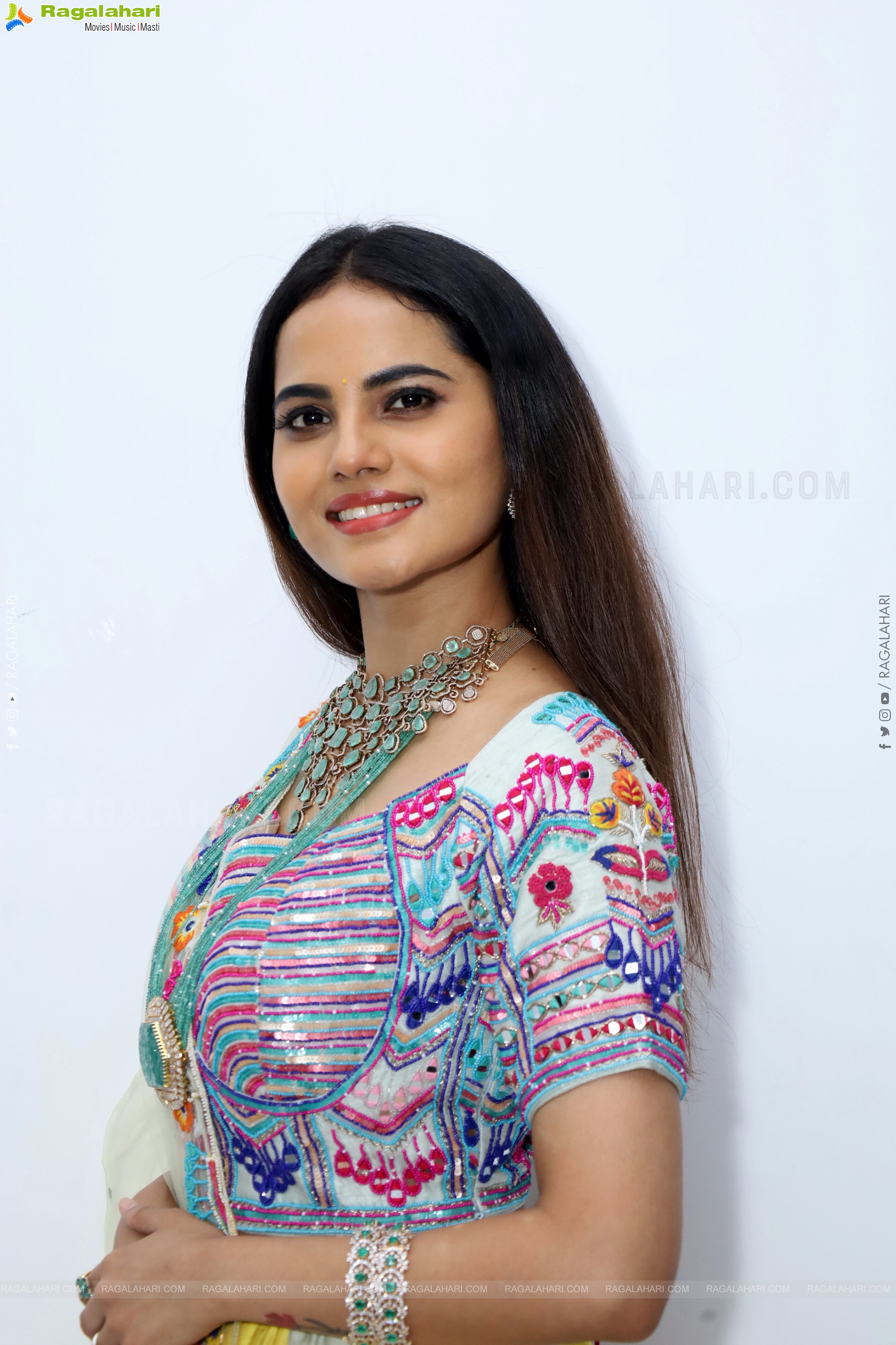 Priyanka Chowdary Poses With Gold Jewellery, HD Gallery