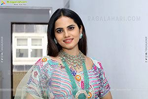 Priyanka Chowdary Poses With Gold Jewellery, HD Gallery