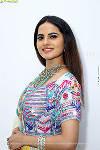 Priyanka Chowdary Poses With Gold Jewellery, HD Gallery