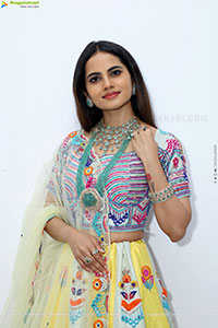 Priyanka Chowdary Poses With Gold Jewellery, HD Gallery