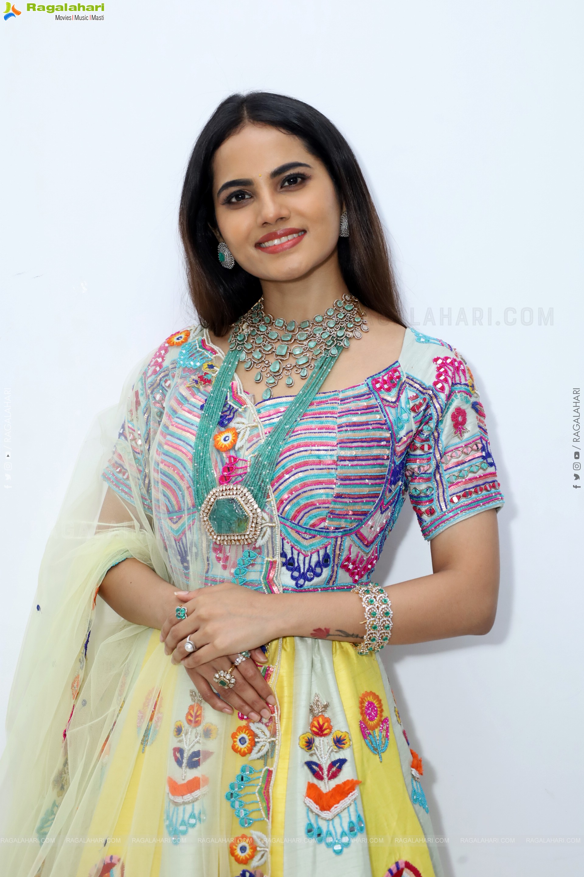 Priyanka Chowdary Poses With Gold Jewellery, HD Gallery