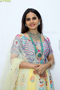 Priyanka Chowdary Poses With Gold Jewellery, HD Gallery