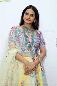Priyanka Chowdary Poses With Gold Jewellery, HD Gallery