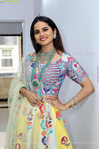Priyanka Chowdary Poses With Gold Jewellery, HD Gallery