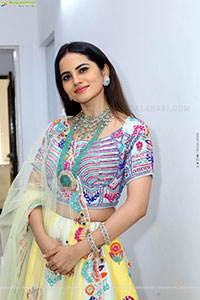 Priyanka Chowdary Poses With Gold Jewellery, HD Gallery