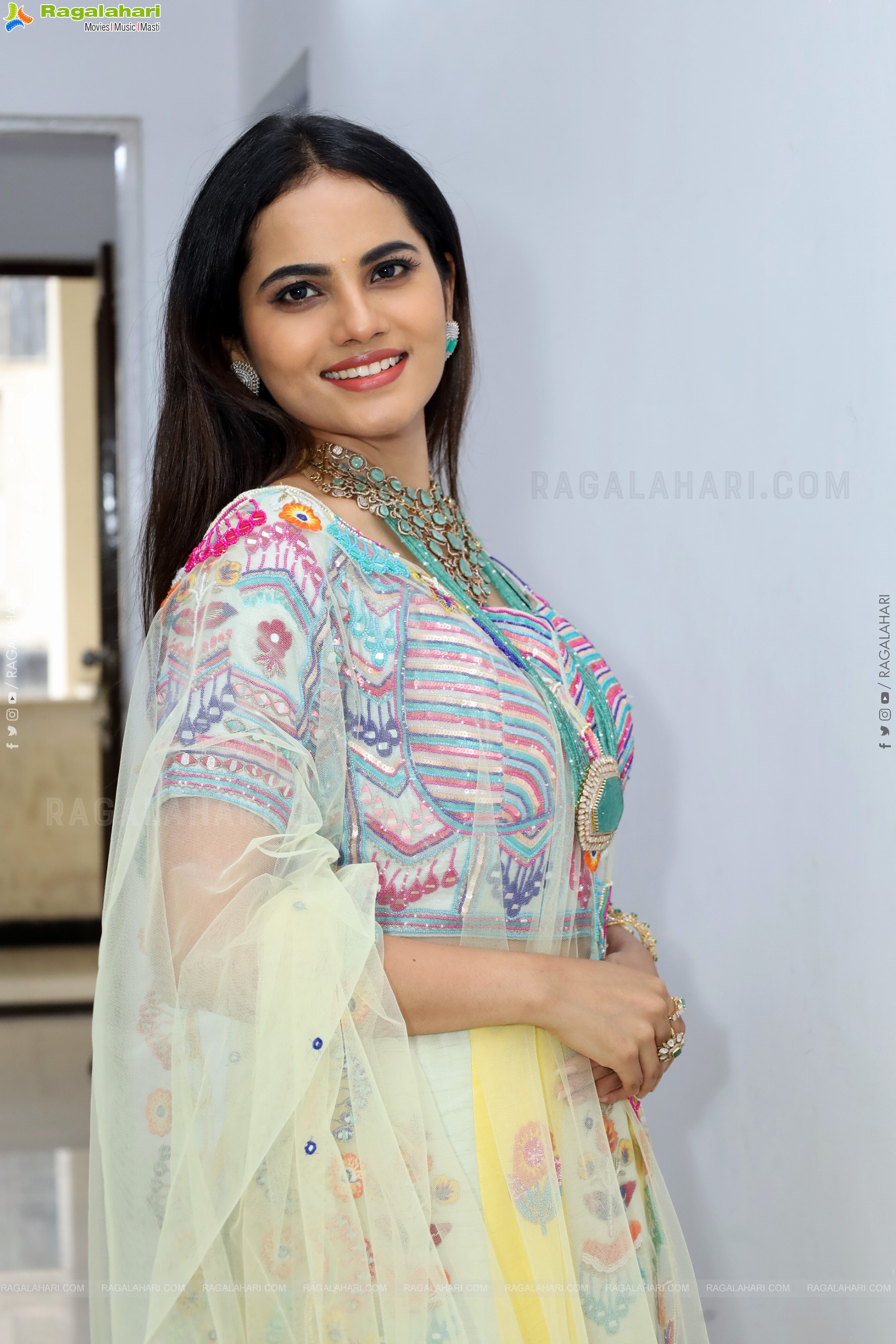 Priyanka Chowdary Poses With Gold Jewellery, HD Gallery