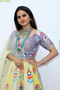 Priyanka Chowdary Poses With Gold Jewellery, HD Gallery