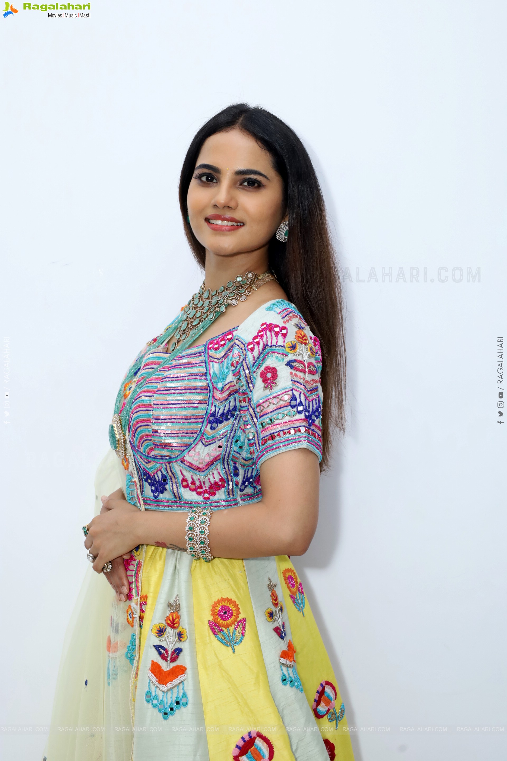 Priyanka Chowdary Poses With Gold Jewellery, HD Gallery