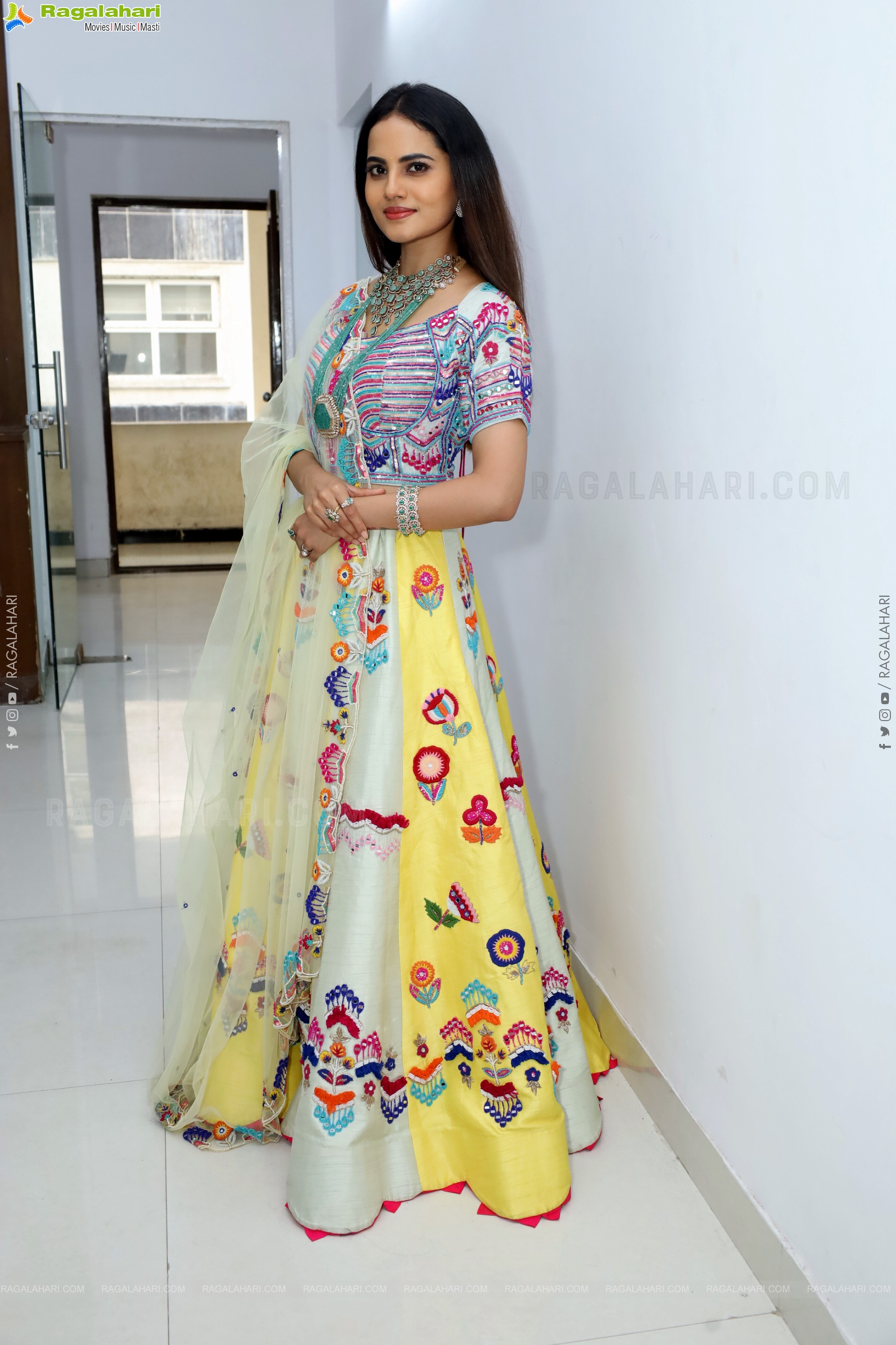 Priyanka Chowdary Poses With Gold Jewellery, HD Gallery