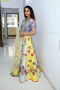 Priyanka Chowdary Poses With Gold Jewellery, HD Gallery