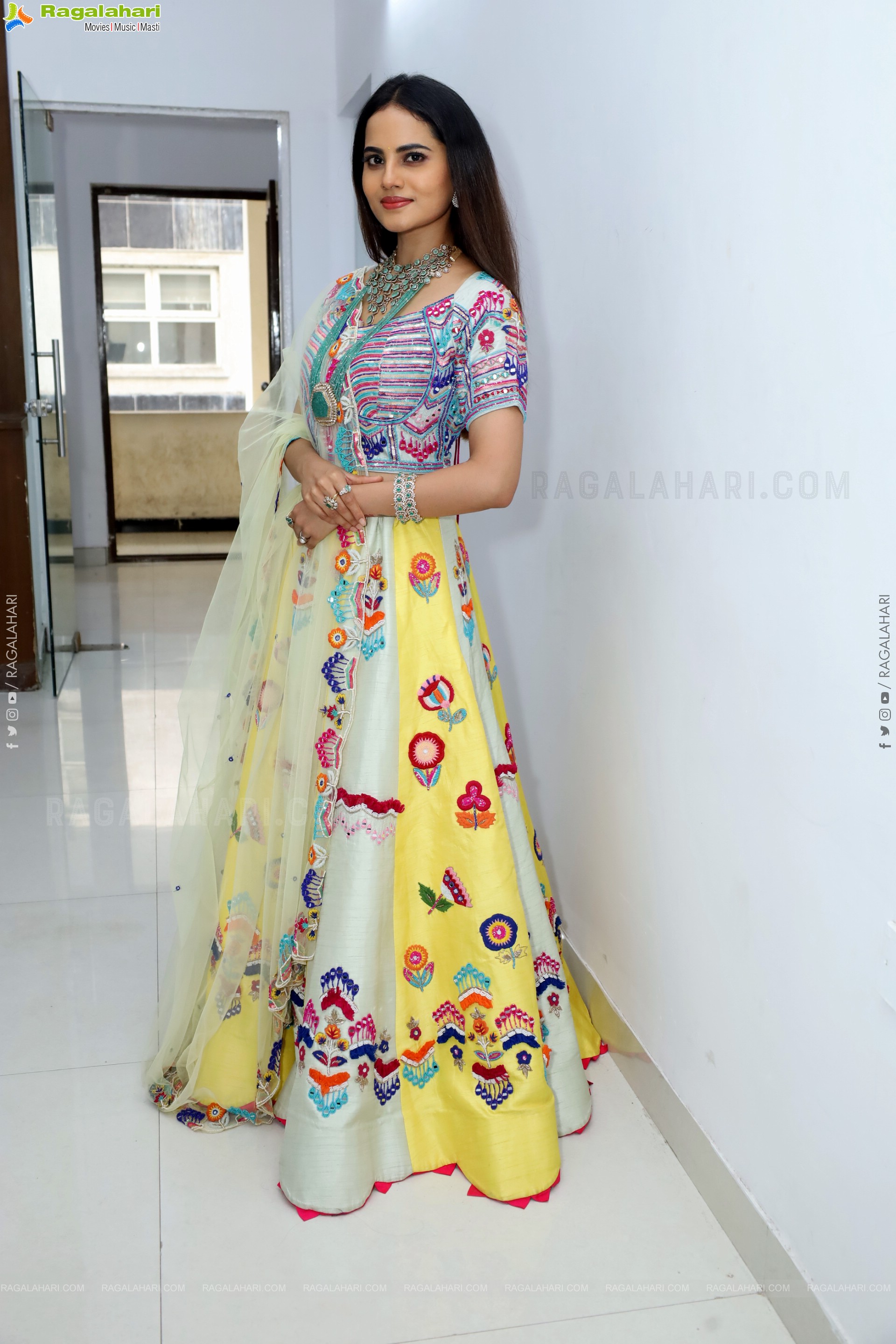 Priyanka Chowdary Poses With Gold Jewellery, HD Gallery