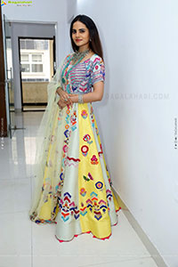 Priyanka Chowdary Poses With Gold Jewellery, HD Gallery