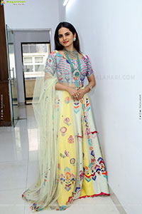 Priyanka Chowdary Poses With Gold Jewellery, HD Gallery