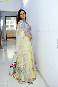 Priyanka Chowdary Poses With Gold Jewellery, HD Gallery