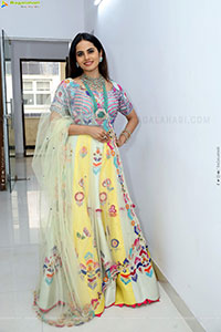 Priyanka Chowdary Poses With Gold Jewellery, HD Gallery